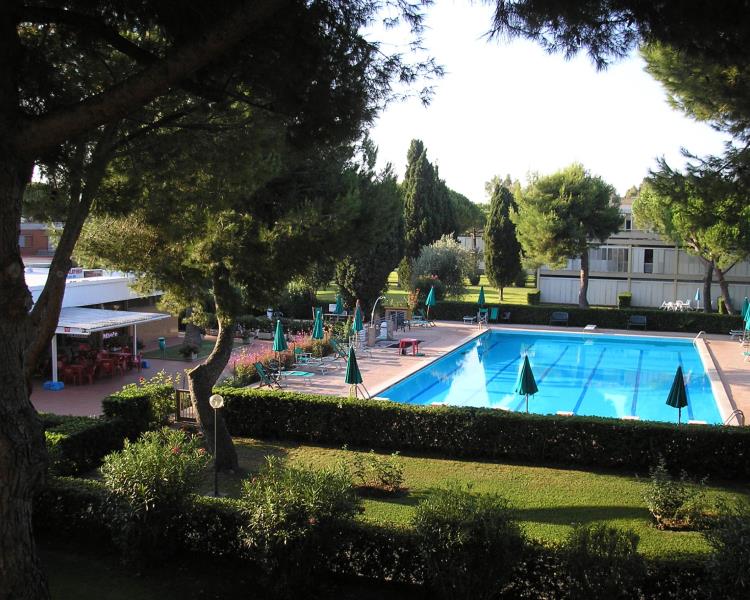 MARINA DI BIBBONA TOSCANA  AFFITTO APPARTAMENTI TRILOCALE IN RESIDENCE CON PISCINA, 6 posti letto